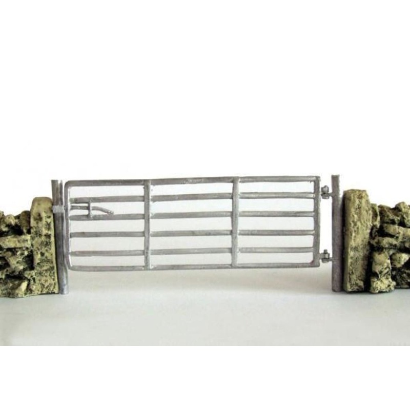 HLT-WM03512 A Single 12 foot Field Gate with Post (3.63 metres) to 1:32 Scale