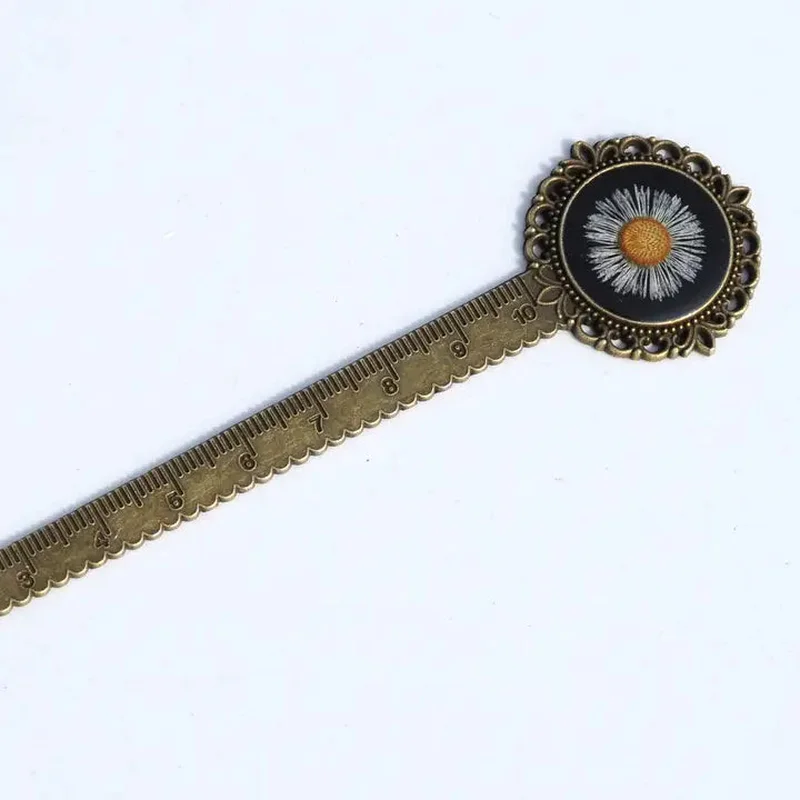 Pressed Flower Bookmark – Fleabane, Large Circle, Antique Bronze